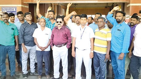 SRMU members along with the TTE Arabind Kumar staging protest at Tiruchy railway station on Monday