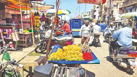 Small vendors occupying space on a main road in Vellore