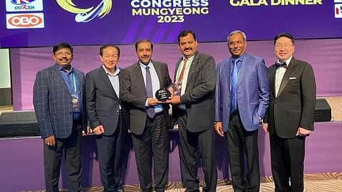 HI secretary-general Bhola Nath Singh, third right, receives the award on Thursday.