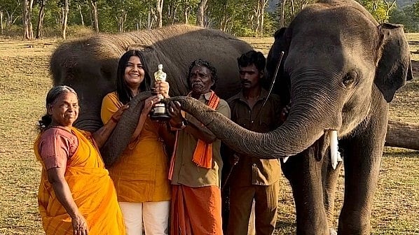 Bomman, Bellie, Bommi & Raghu pose with the Oscar