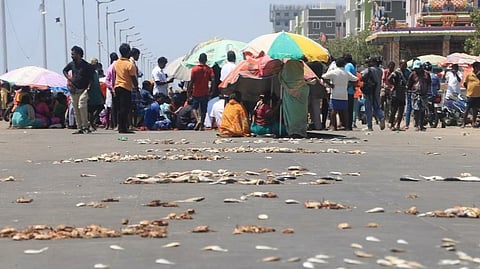 Nochikuppam fishermen protest against the Madras High Court order to remove the encroachments at Marina Loop road