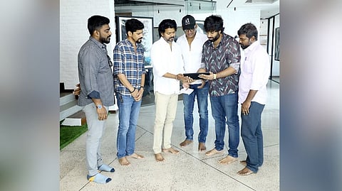 Vijay watching the teaser along with team "Mark Antony"