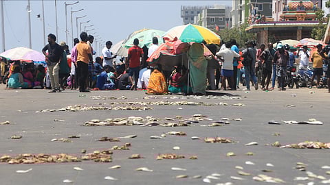 Nochikuppam fishermen protest against the Madras High Court order to remove the encroachments at Marina Loop road