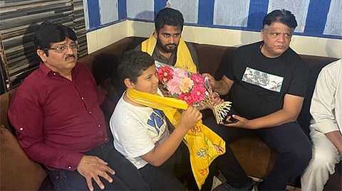 Jayant Kewlani holding bouquet.