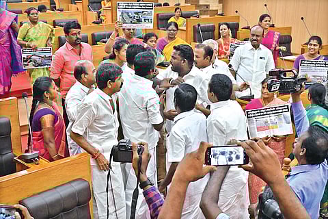 Members of DMK. AIADMK create ruckus at Thanjavur Corpn meeting