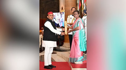 Mulayam's son Akhilesh received the award