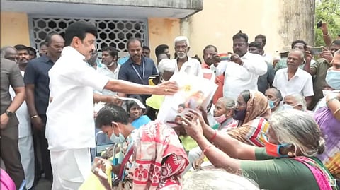 Chief Minister distributing new clothes to the patients