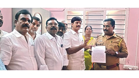 Gudiayattam PU Secretary V Ramu handing over the
complaint to Gudiyattam town station Sub Inspector