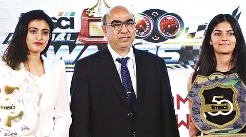 Pragathi Gowda (left) and Shriya Lohia with FMSCI president Akbar
Ebrahim after receiving special awards