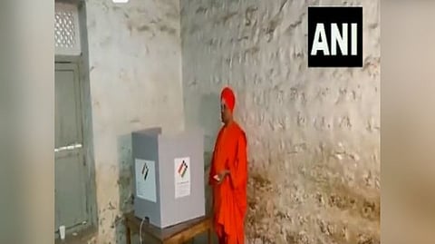 Siddalinga Swami of Siddaganga mutt casts a vote