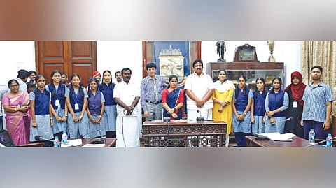 The Mayor encouraged the students to pay special attention to higher education and pursue excellent results.