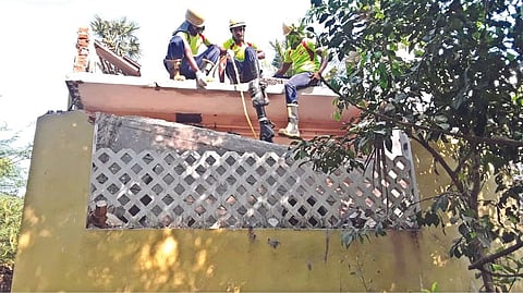 Personnel carrying out rescue operation at the building in Selaiyur.