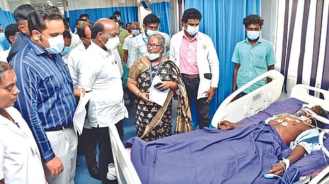 Minister Ma Subramanian visiting hooch tragedy victims 
undergoing treatment at Chengalpattu GMCH on Tuesday