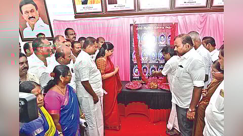 MP Kanimozhi and DMK cadre pay tributes to the
victims in Thoothukudi on Monday.