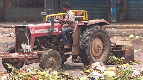 Sanitary workers are not given gloves and masks to do their jobs