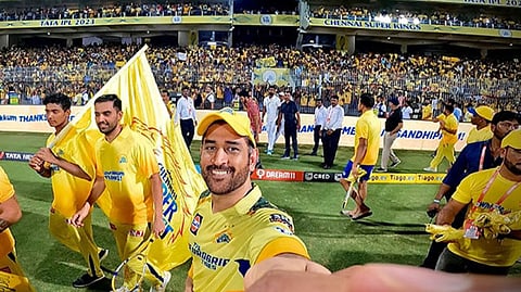 Dhoni clicking a selfie with fans