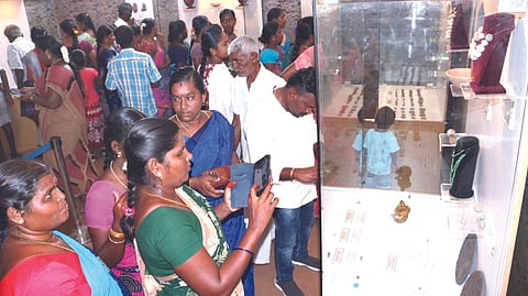 Visitors thronging to see the antique artifacts displayed at an exhibition near Vembakottai in Virudhunagar district