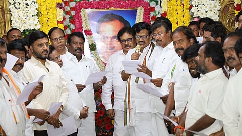 Congress leaders pay tributes to Rajiv Gandhi