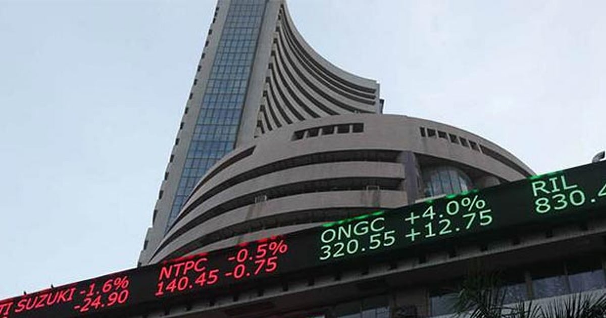 Market Commentary thumbnail: Sensex declines by 443 pts on heavy selling in HDFC Bank, Axis Bank