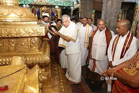 Srilankan PM offering prayers at Tirumala temple