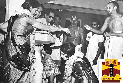 Jaya seeks blessings from uncle Sreenivasan and aunt Malathi during the house-warming ceremony
