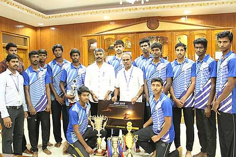 Jeppiaar Institute of Technology basketball team with the award