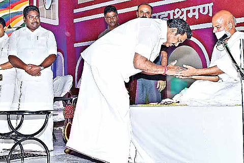 Chief Minister Edappadi K Palaniswami seeks blessings from Jain Acharya Sri Mahashraman