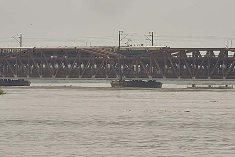 Old Yamuna Bridge in Delhi.(PTI)