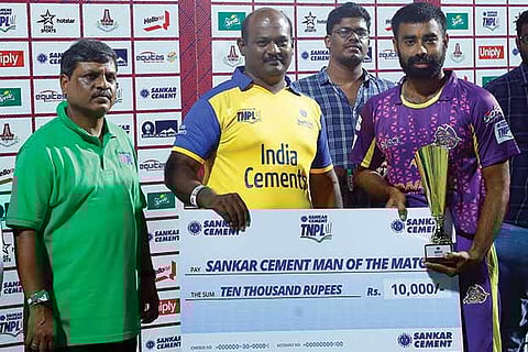 Veerans? Aushik Srinivas (R) receives the Man of the Match award for his wonderful bowling spell