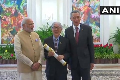 PM Modi handed over the Padma Shri award to Singapore's Tommy Koh.