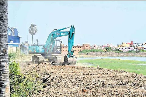 Contractor smuggles sand from Pallavaram Lake, vehicles seized