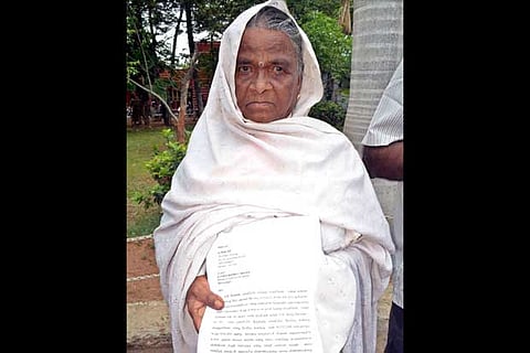 Hussain Biwi who lost her savings in the ATM card fraud in Coimbatore