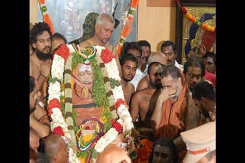 Kanchi Shankaracharya Jayendra Saraswathi body at the Kanchi Mutt