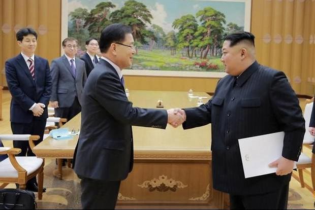 Kim Jong Un greets Chung Eui-yong, head of the presidential National Security Office