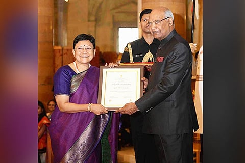 Sheela Balaji receiving the award from President Ram Nath Kovind