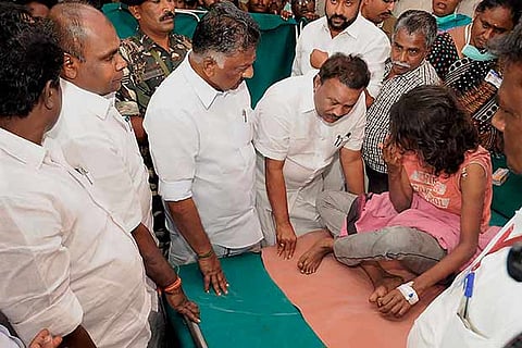 Deputy Chief Minister O Panneerselvam meets the injured who were caught in a forest fire