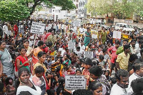 Beneficiaries of the Moolakothalam housing project protesting against Vaiko