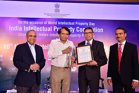 V-C Sandeep Sancheti (2nd from right), SRM Institute, receives the award