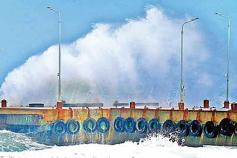 The turbulent sea at Dhanushkodi on Wednesday.(Photo: Sethu)