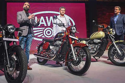 L-R Anupam Thareja, Boman Irani, Anand Mahindra at the Jawa launch event in Mumbai