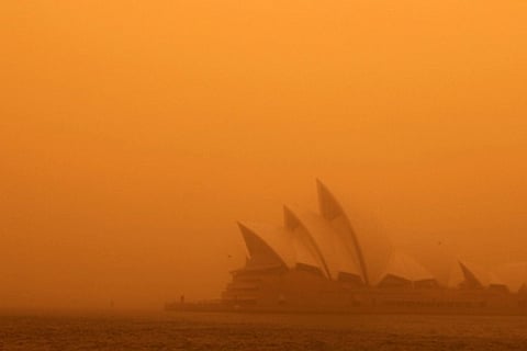 Giant dust storm hits Australia causing health scare