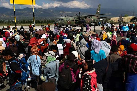 Quake-hit Indonesia asks for help, graves dug for 1,000-plus