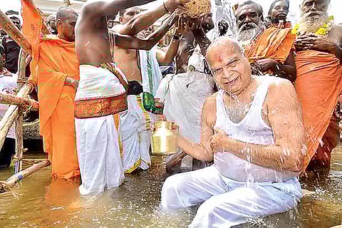Priests pouring the holy water on Governor Banwarilal Purohit during ?Tamirabharani Mahapushkaram?