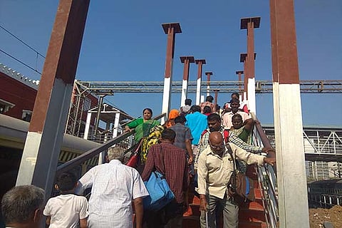 The roof-less staircase makes it very difficult for passengers, especially senior citizens, to reach the foot