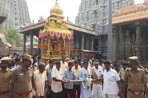 Collector KS Kandasamy pulls the car in Tiruvannamalai on Monday