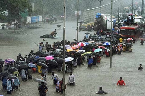 CM reviews flood situation in Maha, assures speedy relief