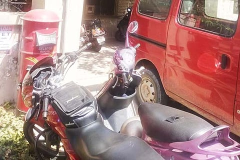 Selaiyur post office with no shelter irks visitors and senior citizens