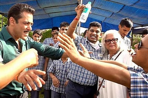 Salman, Sonakshi spend time with kids on 'Dabangg 3' set