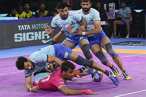 Jaipur Pink Panthers? Nilesh Salunke tries to wriggle his way out of Tamil Thalaivas defence