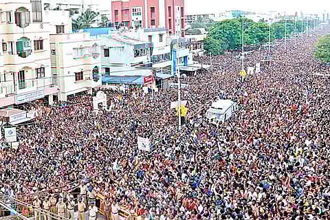 City crawls as thousands march to Besant Nagar church